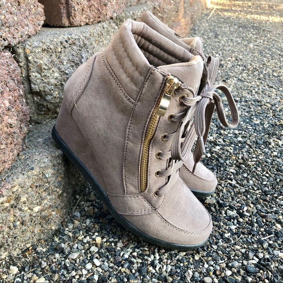 New! Lace Up Taupe Wedge Sneaker With Gold Zipper - Picture 6 of 8